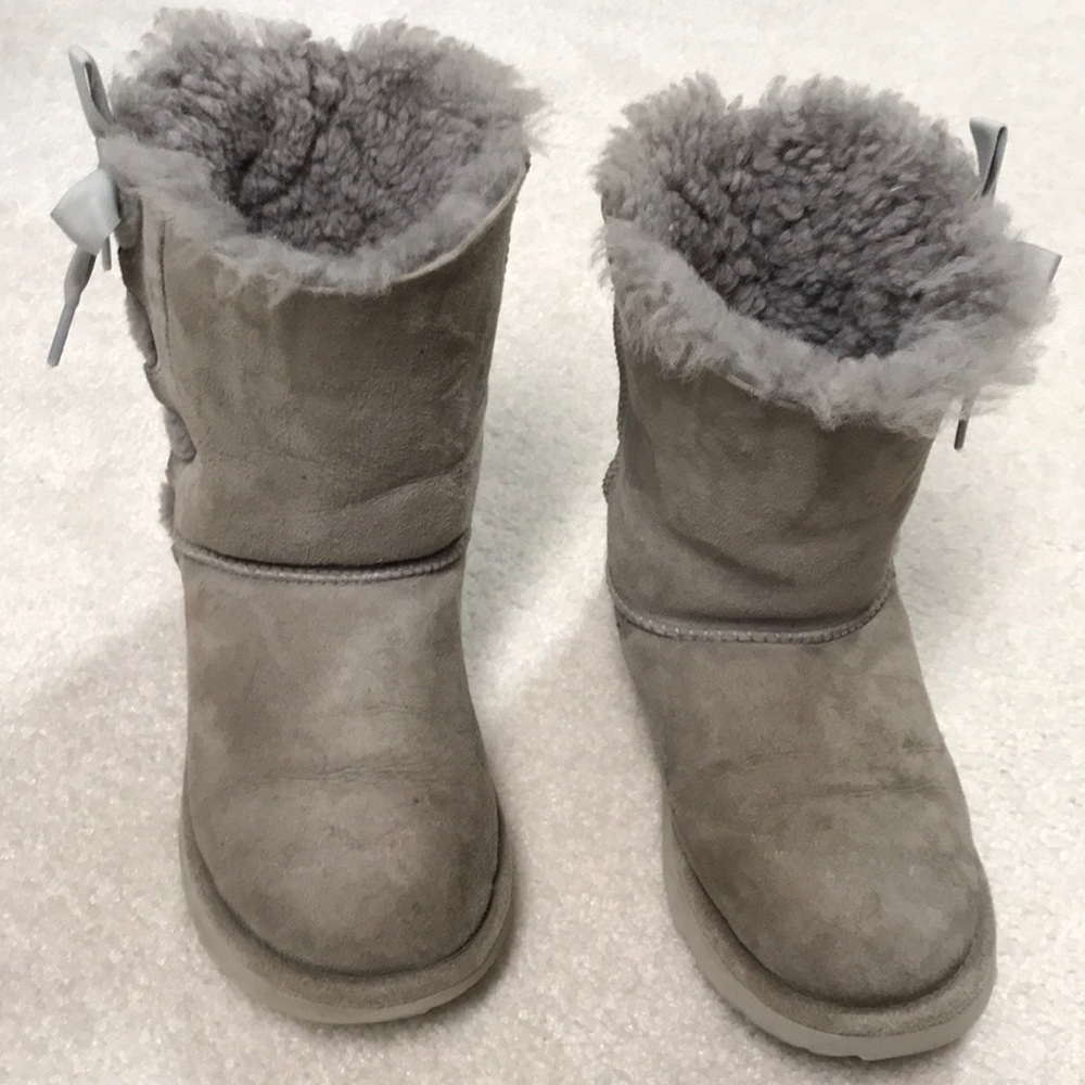 Adorable UGG Boots 👢 Grey Size 4M Ribbon detail!